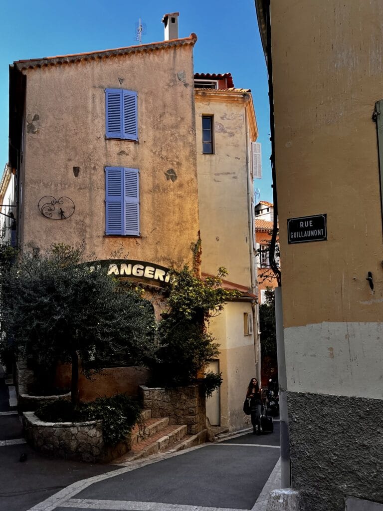 sfeervol straatje antibes