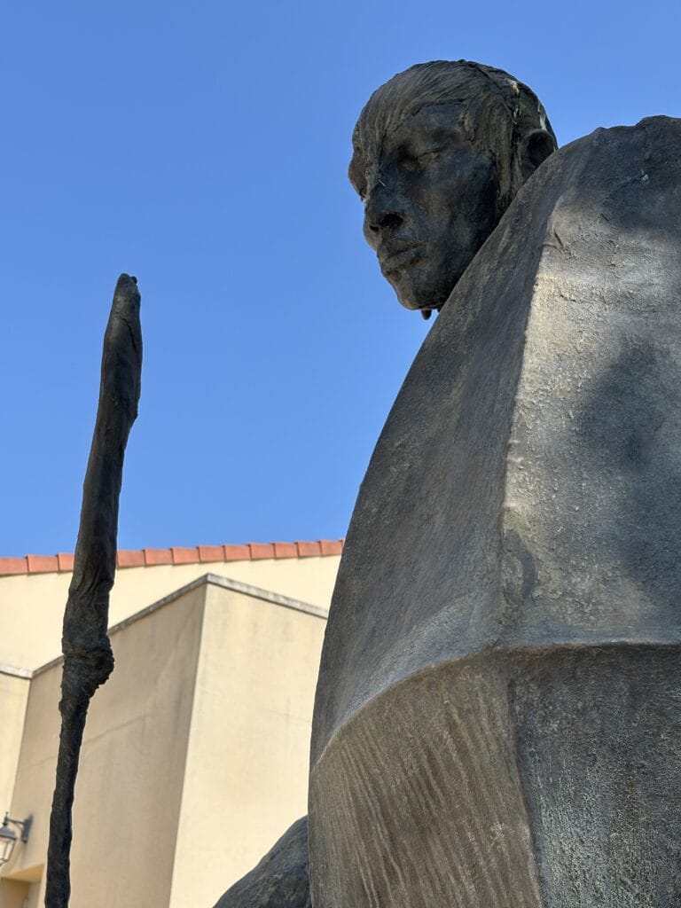 Afrikaans beeld in tuin Fondation Blachere in Bonnieux
