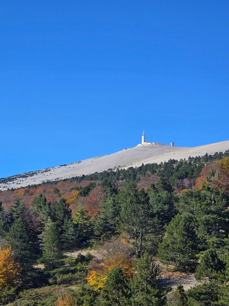 montventoux sommet met herftskleuren er voor