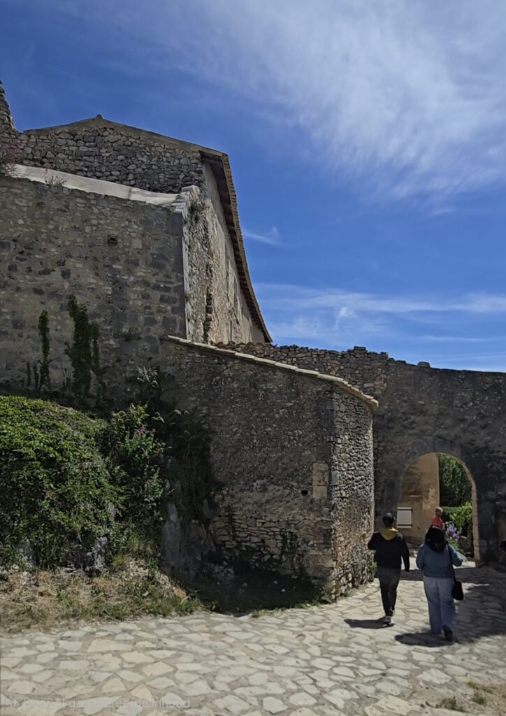 Poort noordzijde Simiane de la Rotonde