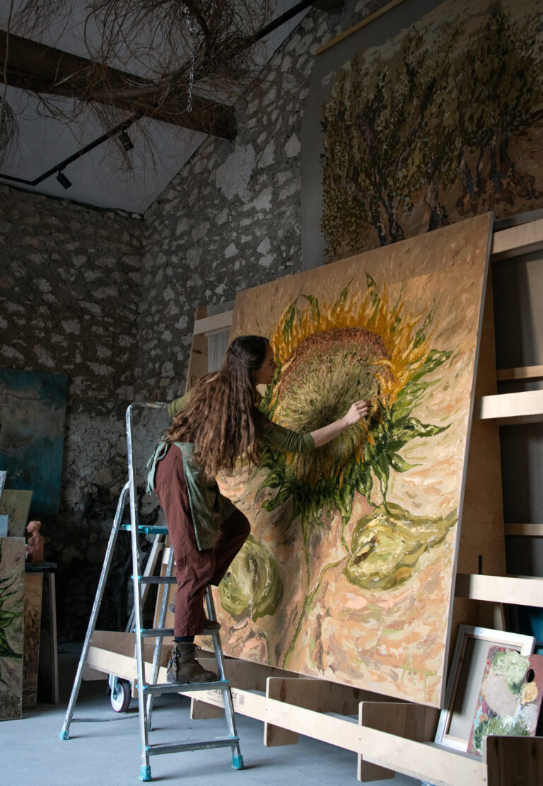 Ashley Tinker, in haar studio - zonnebloem